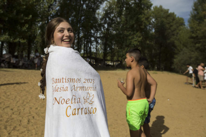 Noelia Carrasco acaba de salir del agua tras su bautizo. FERNANDO OTERO