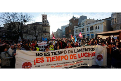 La entrada de la columna Noroeste ayer en la plaza de Botines de León, donde unas 300 personas escucharon los argumentos de las Marchas de la Dignidad que confluirán el próximo día 22 en el centro de Madrid.