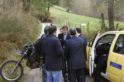 El presidente asturiano, Javier Fernández, visitó Cangas para interesarse por el accidente.