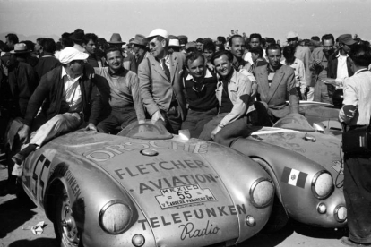 El triunfo de clase en la Carrera Panamericana de 1954, una de las primeras victorias de Porsche, daría origen al apellido «Carrera» en los catálogos de la marca. PRSCH