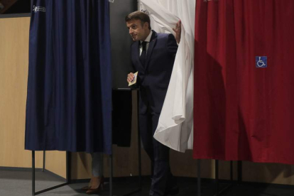 El presidente de Francia, Emmanuel Macron, tras votar en las legislativas. MICHAEL SPINGLER