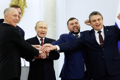 Putin ayer, con los líderes de los territorios ocupados tras la solemne firma de anexión en la sala de San Jorge del Gran Palacio del Kremlin. DMITRY ASTAKHOV