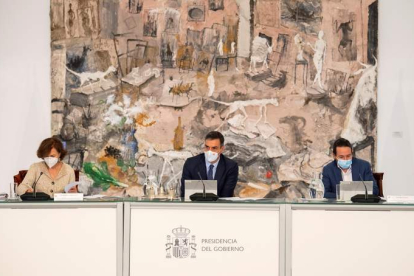 Carmen Calvo, Pedro Sánchez y Pablo Iglesias, ayer en el Consejo de Ministros. BORJA PUIG DE LA BELLACASA