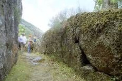 Uno de los canales romanos situados cerca de Llamas de Cabrera