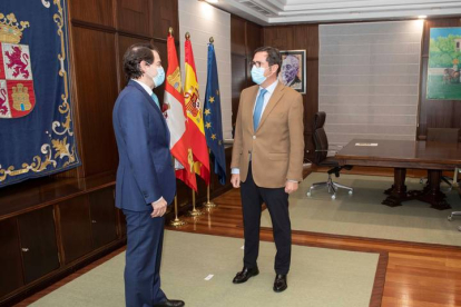 El presidente de la Junta de Castilla y León, Alfonso Fernández Mañueco (i), saluda al presidente de la CEOE, Antonio Garamendi. R. GARCÍA