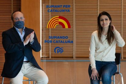 Alejandro Fernández y Lorena Roldán, ayer en la sede del PP de Barcelona. ENRIC FONTCUBERTA