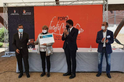 La alcaldesa, Mari Carmen Mallo, recogió ayer el premio para su municipio en Valladolid. DL