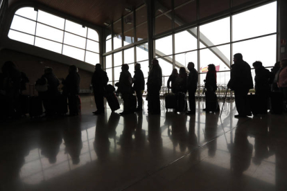 Pasajeros esperan para facturar en el aeropuerto de León. JESÚS F. SALVADORES