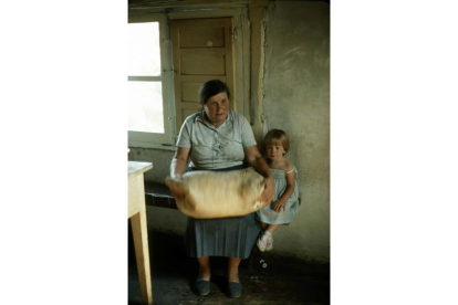 1.«Mázate lleite» recoge la imagen de una cabreiresa elaborando mantequilla en su casa.