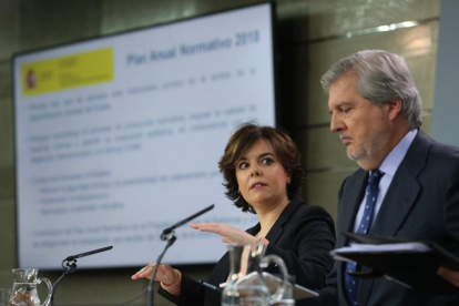 Íñigo Méndez de Vigo y Soraya Saénz de Santamaría en la rueda de prensa posterior al Consejo de Ministros.