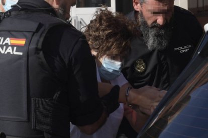 Agentes de la Policía Nacional trasladan a comisaria a la mujer de 48 años arrestada la pasada noche en Gijón en relación a la muerte de su hija de 6 años. EFE ELOY ALONSO