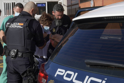 Agentes de la Policía Nacional trasladan a comisaria a la mujer de 48 años arrestada la pasada noche en Gijón en relación a la muerte de su hija de 6 años. EFE / ELOY ALONSO