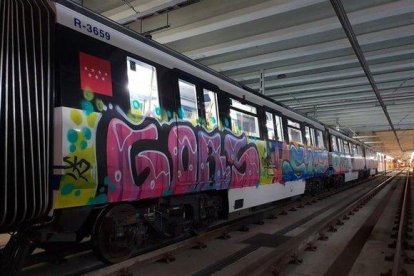 Un tren lleno de grafitis.