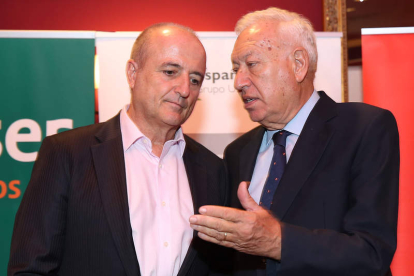 Miguel Sebastián y Jose Manuel García Margallo, ayer durante el foro empresarial. RAMIRO