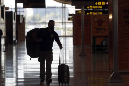 Aspecto que presenta la zona de llegadas de la Terminal 4 del Aeropuerto de Madrid-Barajas. JJ GUILLÉN