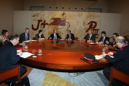 El ministro del Interior, Alfredo Pérez Rubalcaba, y su homólogo catalán, Joan saura, en la última reunión de la Junta de Seguridad de Cataluña, que se celebró el 3 de marzo del 2009.