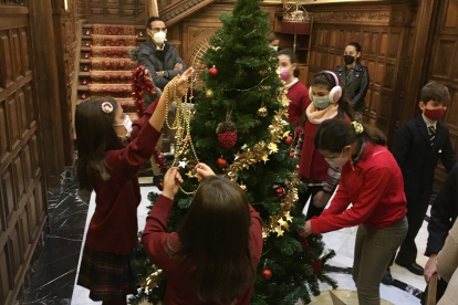 Los escolares decoran el árbol de Navidad. DL