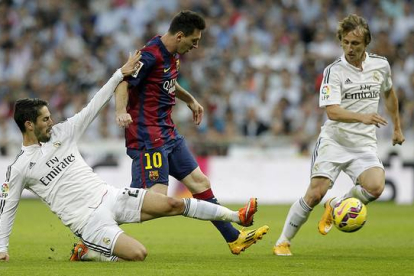 Messi, entre Isco y Modrid, en el último clásico liguero disputado en el Bernabéu, el pasado 24 de octubre.