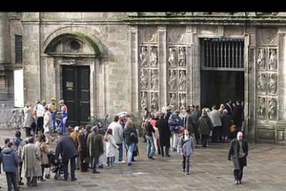 Decenas de peregrinos hicieron cola para saludar al Apóstol en el primer día de Jacobeo.