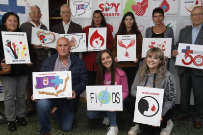 Grandes y jóvenes donantes con otras personas voluntarias, con el presidente, Martín Manceñido, con material de sensibilización. RAMIRO