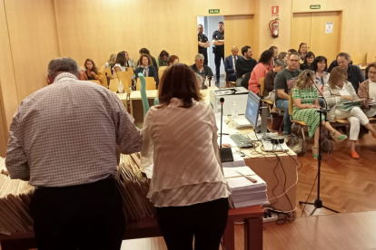Un momento del recuento de hoy en la Junta Electoral de Zona de León. DL