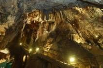 Ascenso a una de las salas de la milenaria cueva