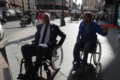 El alcalde probó ayer la silla de ruedas en la plaza de Lazúrtegui, en los actos de movilidad. L. DE LA MATA