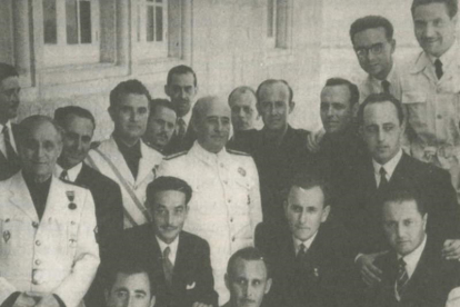 Franco en Compostilla, rodeado de directivos de Endesa y miembros de su séquito oficial el 28 de julio de 1949. FUNDACIÓN ENDESA.