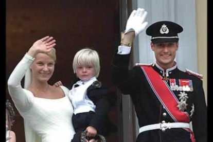 El Príncipe Haakon de Noruega rompió moldes y se casó el 25 de agosto de 2001 con Mette-Marit, una joven de pasado 