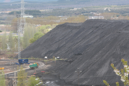 El parque de carbones de Compostilla II en pleno funcionamiento, cuando era casi una segunda montaña de carbón. L. DE LA MATA