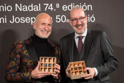 El escritor barcelonés Alejandro Palomas, izquierdam posa con su premio junto a Antoni Bassas. M. PÉREZ