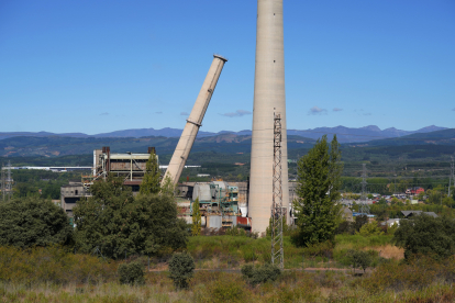 Voladura de la chimenea del grupo tres de Compostilla II es pasado 31 de agosto. ANA F. BARREDO