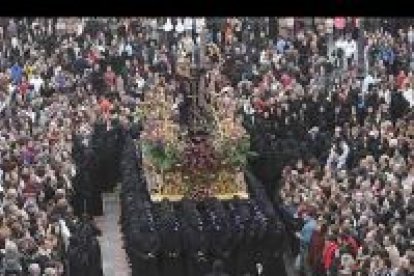 La plaza Mayor volvió a registrar un lleno absoluto para presenciar la llegada de la Dolorosa, San Juan y el Nazareno