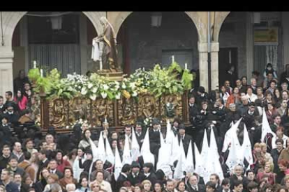 La Virgen procesiona al encuentro de los otros dos pasos, en el centro de la plaza Mayor.