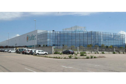 La factoría de Tvitec está ubicada en el polígono industrial de El Bayo (Cubillos del Sil). L. DE LA MATA