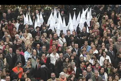 El acto del Encuentro se remonta a mediados del siglo XIX junto con un sermón o plática «para demostrar al público el doloroso paso de la amargura de la Virgen...».