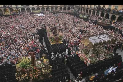 Los pasos de la Dolorosa y el San Juan quedaron afrontados delante del antiguo consistorio. La banda de cornetas y tambores interpretaron los sones musicales que acompañaban a las imágenes.