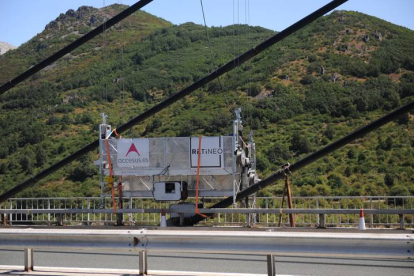 Una máquina especial analiza, en 2011, la tensión de los tirantes que sujetan el viaducto. FERNÁNDEZ