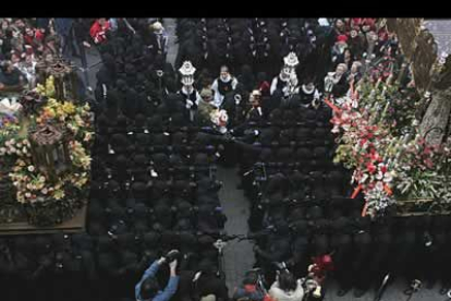 Los braceros de la parte delantera del San Juan realizaron una prolongada reverencia a la Virgen bajo una sonora salva de aplausos de los asistentes.