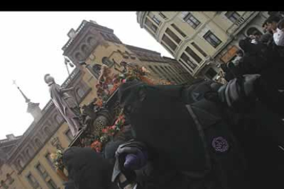 El cortejo recorrió diversas calles del viejo León donde se pudo comprobar el esfuerzo de los braceros debido a las estrecheces y las dificultades que éstas oponían.