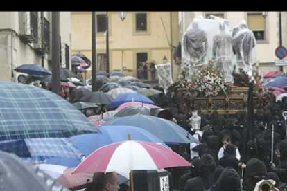 La lluvia obligó a que algunos de los pasos tuvieran que ser cubiertos con plásticos, lo que deslució en parte la procesión.