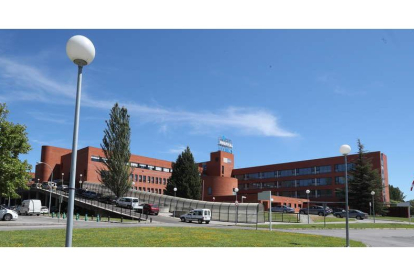 Imagen de archivo de los exteriores del Hospital El Bierzo. L. DE LA MATA