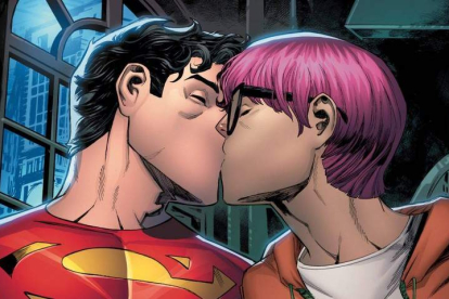 Jon Kent, hijo de Clark Kent y Lois Lane, besa a su novio, Jay Nakamura, en el nuevo cómic. DC CÓMICS