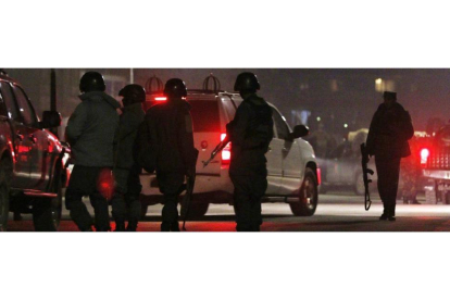 Agentes de seguridad afganos en el lugar del atentado donde murió un policía leones