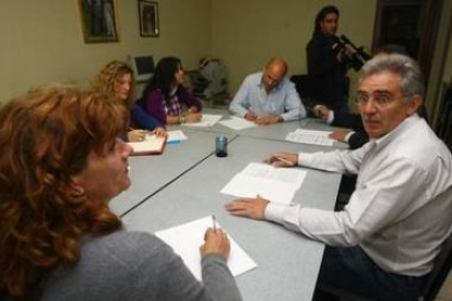 Santiago Rodríguez, a la derecha, durante la reunión con parte de su Ejecutiva.