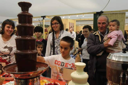 Varios visitantes disfrutan en el Salón Internacional del Chocolate de Astorga en 2011.