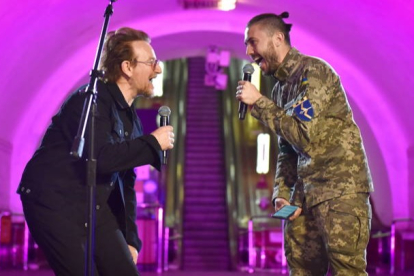 El cantante irlandés Bono, líder de la banda U2, brindó un concierto espontáneo desde una estación del metro de Kiev, como aportación personal a la paz y coincidiendo con el llamado Día de la Victoria sobre la Alemania nazi y el fin de la II Guerra Mundial en Europa.