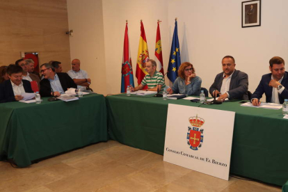 El pleno se celebró en la sala de exposiciones de Caja España. L. DE LA MATA