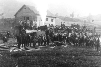 Obreros del ferrocarril celebran la llegada de la primera máquina a la estación de Villablino en 1919. XEITU.