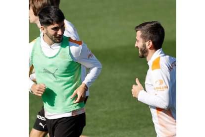 Los jugadores del Valencia CF Carlos Soler y José Luis Gayà. KAI